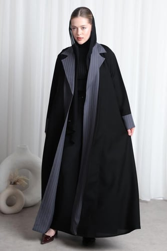 عباية سوداء ياقة رمادي مقلم