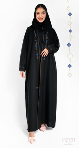 عباية بـ تطريز كلوڤر أزرق