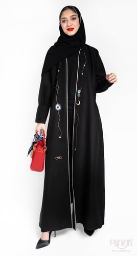 عباية سوداء قلادة زرقاء