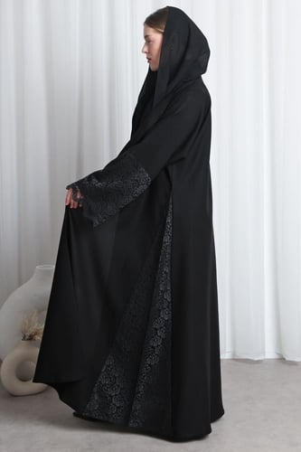 عباية دانتيل أسود بالأكمام والجوانب