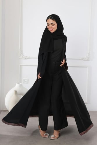 عباية سوداء شريط بني بالأكمام والأسفل