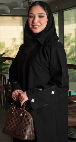 عباية سوداء تطريز ذهبي بالأكمام