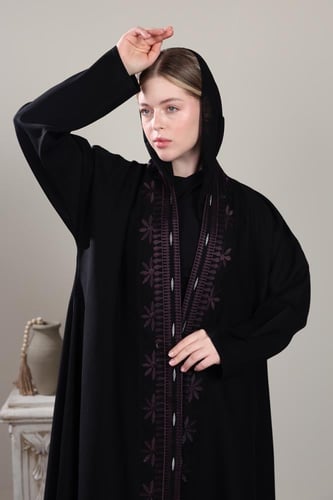 عباية سوداء بتطريز نقوش بنفسجية بالأمام
