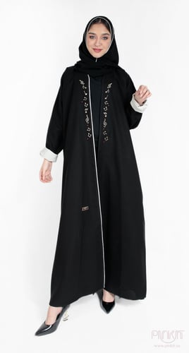 عباية بتطريز نوتات موسيقى