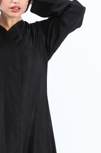 عباية نصف كلوش أسود لامع أكمام مطفية