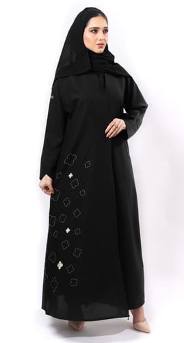 عباية بـ تطريزات كلوفر جانبي