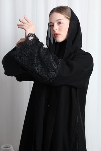 عباية دانتيل أسود بالأكمام والجوانب