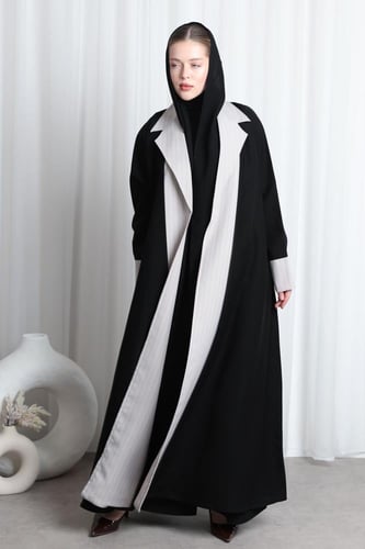 عباية سوداء ياقة بيج مقلم