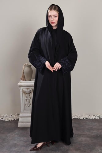عباية سوداء نقوش كحلي بالأكمام