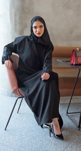 عباية سوداء أكمام كسرات وأزرار