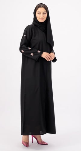 عباية سوداء بتطريزات زهور وكسرات