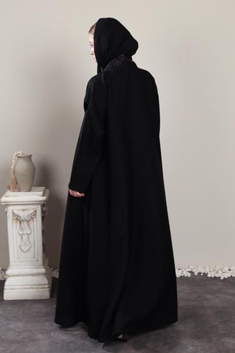 عباية سوداء بتطريز نقوش بنفسجية بالأمام