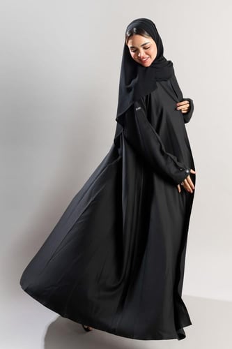 عباية سوداء كريب ياباني ناعم بأزرار