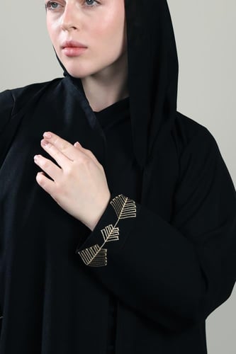 عباية سوداء تطريز ذهبي بكسرة من الخلف