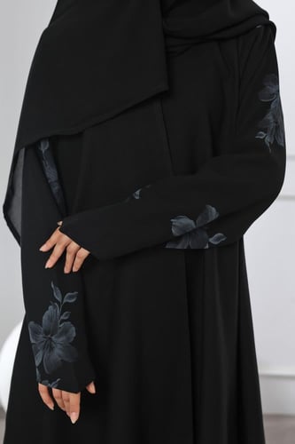 عباية سوداء أكمام مثلثة ورد رمادي