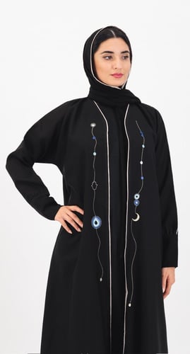 عباية سوداء قلادة زرقاء