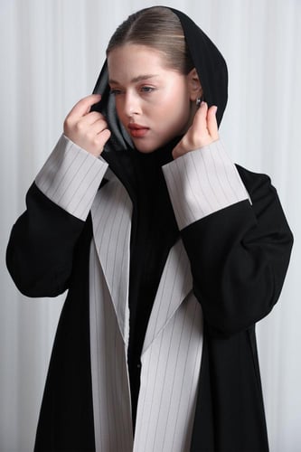 عباية سوداء ياقة بيج مقلم