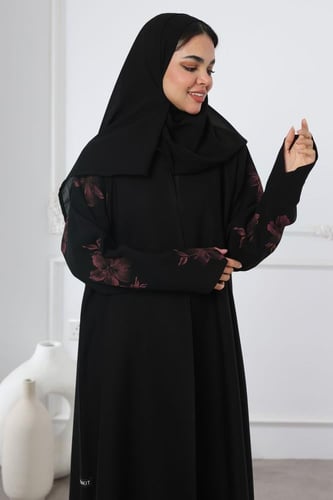 عباية سوداء أكمام مثلثة ورد عنابي