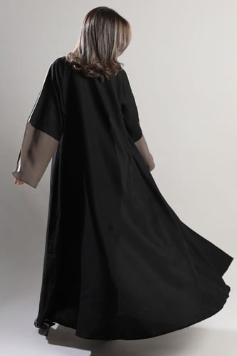 عباية سوداء أكمام برونزية مفتوحة مبطنة وبيج