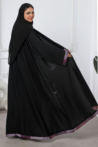 عباية سوداء شريط بنفسجي بالأكمام والأسفل