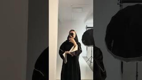 عباية سوداء أكمام برونزية مفتوحة مبطنة وبيج