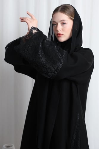 عباية دانتيل أسود بالأكمام والجوانب