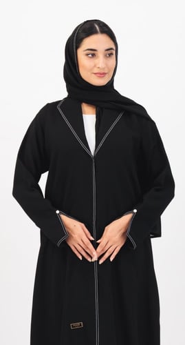 عباية بتطريز ودبوس بالأكمام