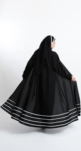 عباية نصف كلوش خطوط بيضاء بالأسفل