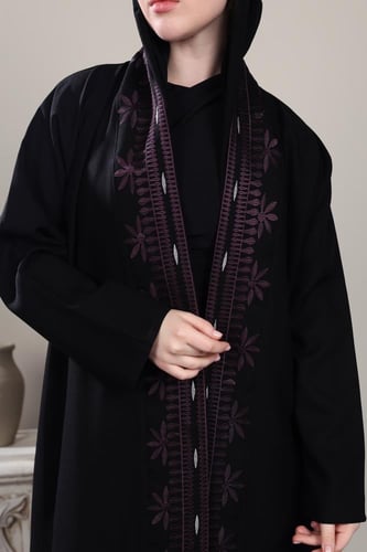 عباية سوداء بتطريز نقوش بنفسجية بالأمام