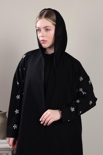 عباية سوداء تطريز وردات بيضاء بالأكمام