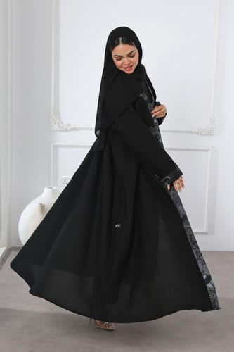 عباية ياقة واكمام مطرزة بفتحة مثلثة