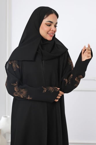 عباية سوداء أكمام مثلثة ورد بني