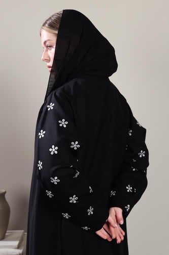 عباية سوداء تطريز وردات بيضاء بالأكمام