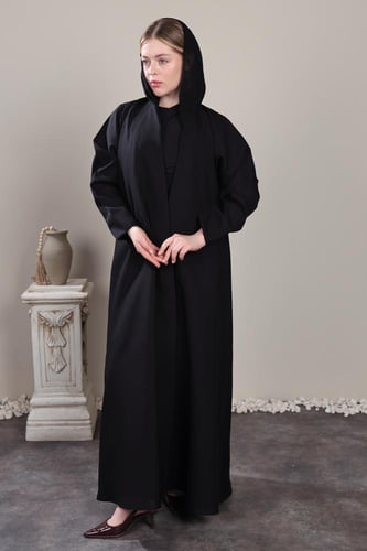 عباية سوداء بتطريز بالخلف عند الأكتاف