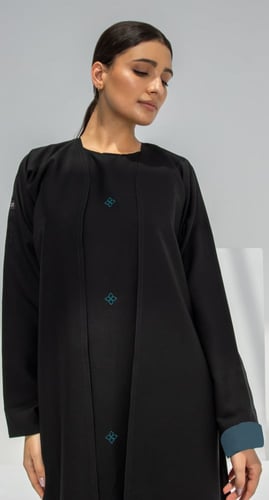 عباية سوداء فستان متصل بتطريز