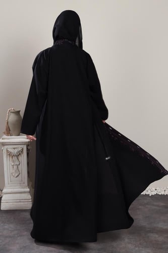 عباية سوداء بتطريز نقوش بنفسجية بالأمام