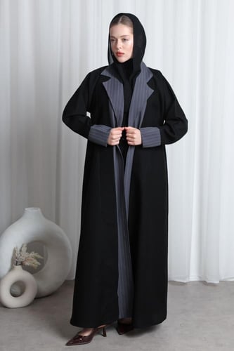 عباية سوداء ياقة رمادي مقلم