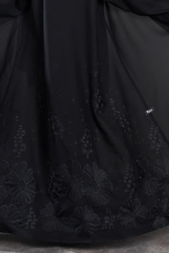 عباية سوداء تطريز أسود من الخلف