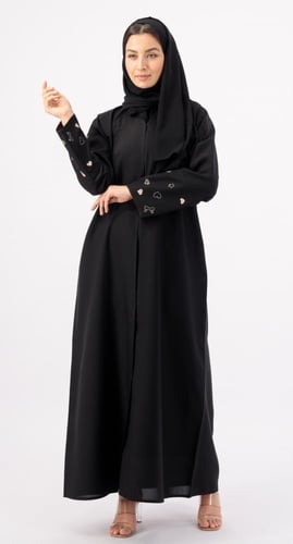 عباية سوداء بتطريزات أنثوية وردية