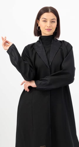 عباية بـ ياقة مقفلة تطريز أسود