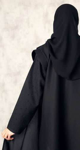 عباية حركة بالأكتاف وكريستال أسود