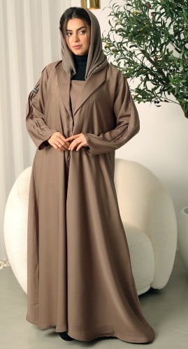 عباية رملي حرير بارد ياقة مقفلة عند الصدر