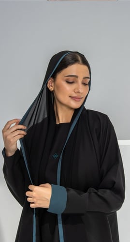 عباية سوداء فستان متصل بتطريز