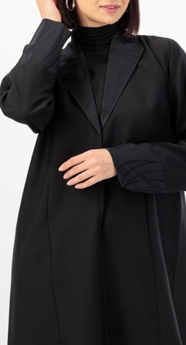عباية بـ ياقة مقفلة تطريز أسود