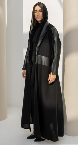 عباية سوداء بـ ياقة جلد