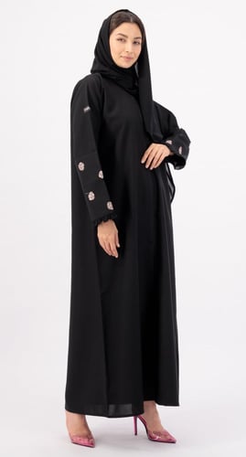 عباية سوداء بتطريزات زهور وكسرات