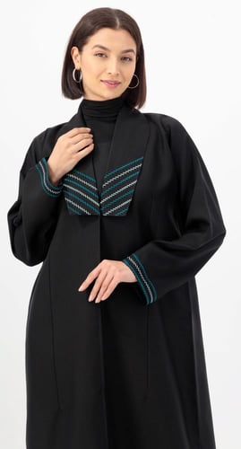 عباية بـ ياقة مقفلة عند الصدر تطريز فيروزي