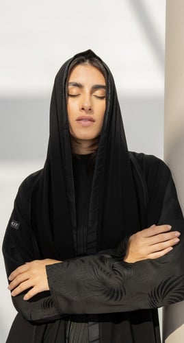 عباية نصف كلوش تطريز بـ الخلف