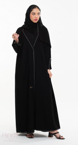 عباية بتطريز ودبوس بالأكمام