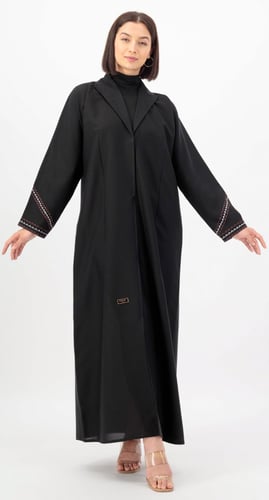 عباية بـ ياقة مقفلة عند الصدر تطريز بني